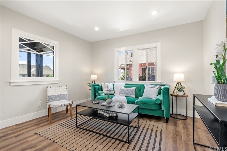 Photo 2 of 25 - 3321 W 27th St, Los Angeles, CA 90018