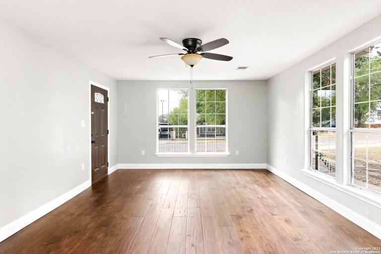Photo 4 of 24 - 1431 W Summit Ave, San Antonio, TX 78201