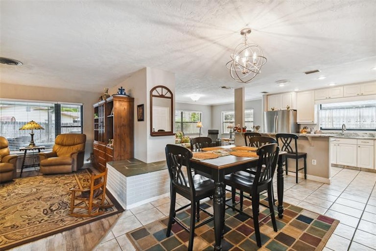 Photo 5 of 27 - 2847 65th Way N, Saint Petersburg, FL 33710