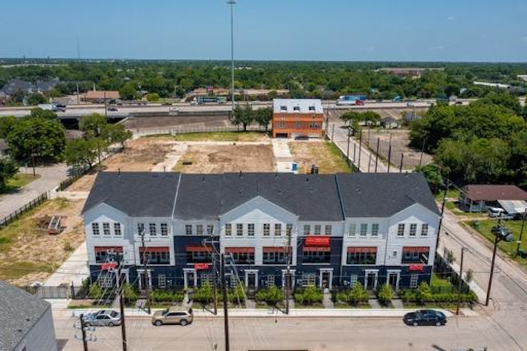 Photo 5 of 13 - 818 Cage St, Houston, TX 77020