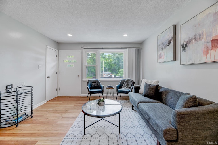 Photo 8 of 36 - 818 Shannon Dr, Chapel Hill, NC 27516