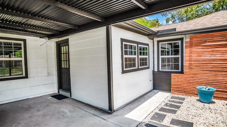 Photo 10 of 50 - 7758 Hereford St, Houston, TX 77087