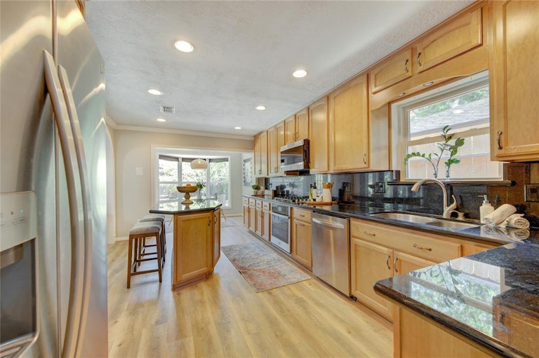 Photo 14 of 32 - 14118 Barryknoll Ln, Houston, TX 77079