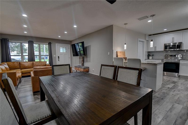 Photo 7 of 25 - 1625 Madrid Dr, Largo, FL 33778
