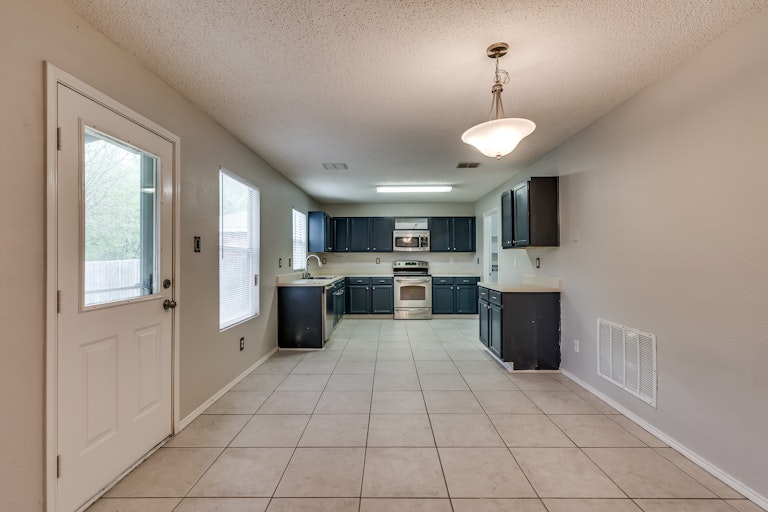 Photo 8 of 31 - 1312 Rambling Brook Trl, Denton, TX 76210