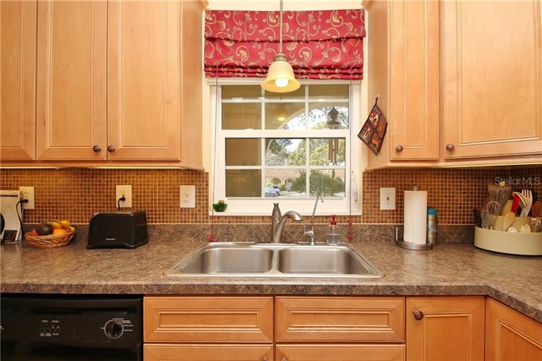 Photo 6 of 25 - 9899 84th St, Seminole, FL 33777