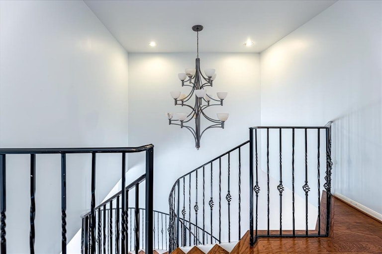 Photo 14 of 47 - 2828 Bering Dr, Houston, TX 77057