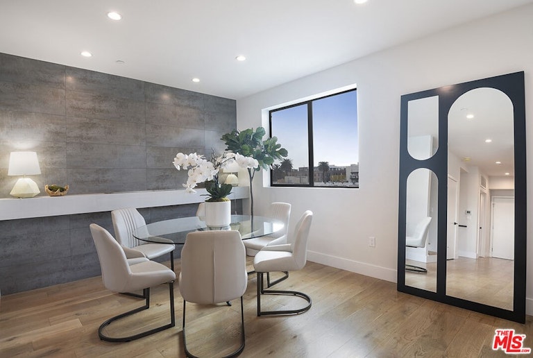 Photo 5 of 23 - 1806 N Gramercy Pl Unit PH2, Los Angeles, CA 90028
