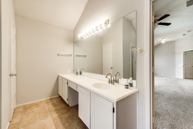 Photo 18 of 28 - 1921 Companion Way, Arlington, TX 76006