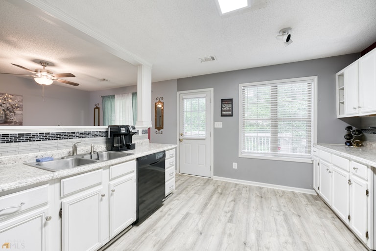Photo 3 of 27 - 2001 Buckley Trl, Snellville, GA 30078