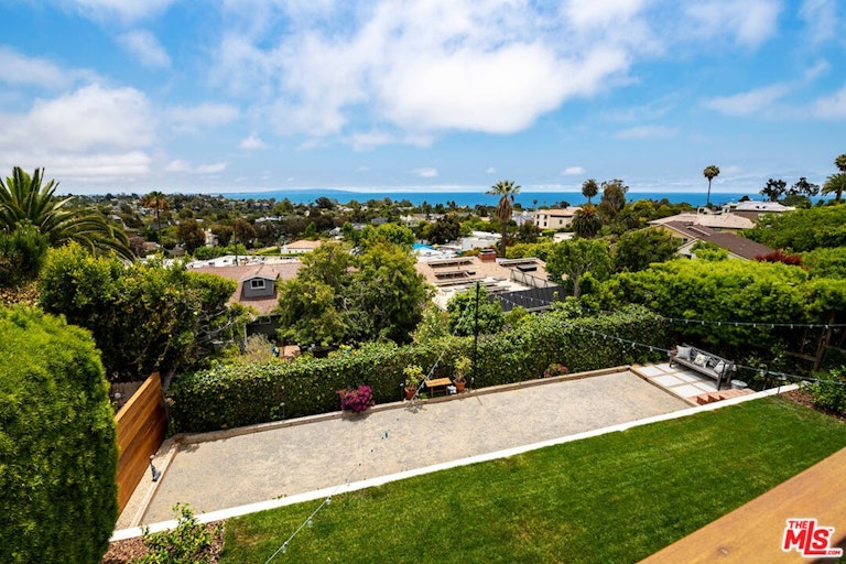 Photo 42 of 54 - 16656 Linda Ter, Pacific Palisades, CA 90272