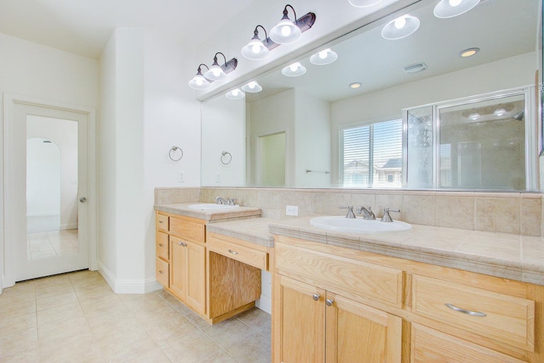 Photo 14 of 27 - 4018 Pinoche Peak Way, Rancho Cordova, CA 95742