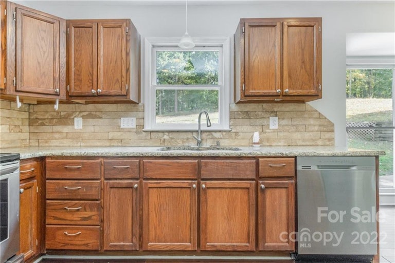 Photo 9 of 32 - 11231 Shandon Way Ln, Charlotte, NC 28262