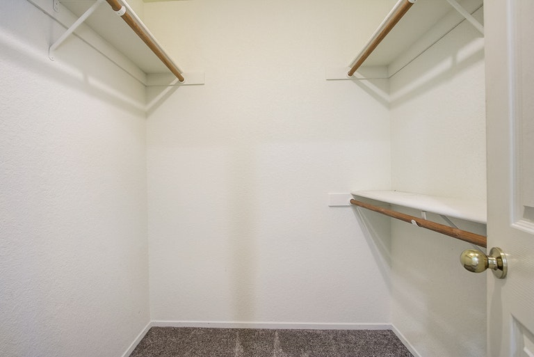 Photo 11 of 36 - 1708 Branchwood Cir, Modesto, CA 95355