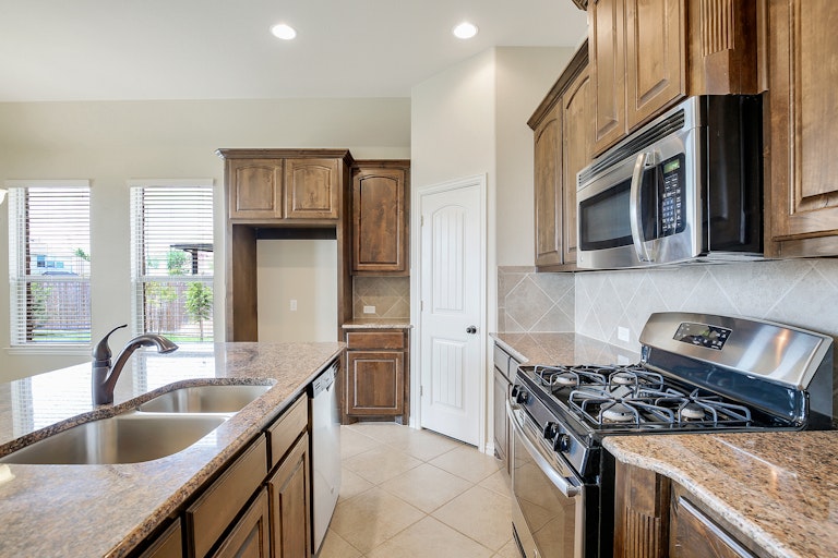 Photo 3 of 26 - 729 Seabourne Dr, Fort Worth, TX 76179