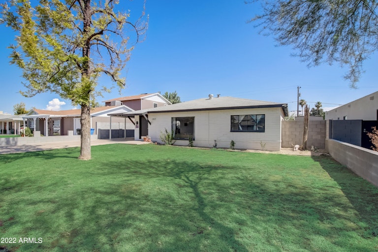 Photo 3 of 26 - 1917 E Mitchell Dr, Phoenix, AZ 85016