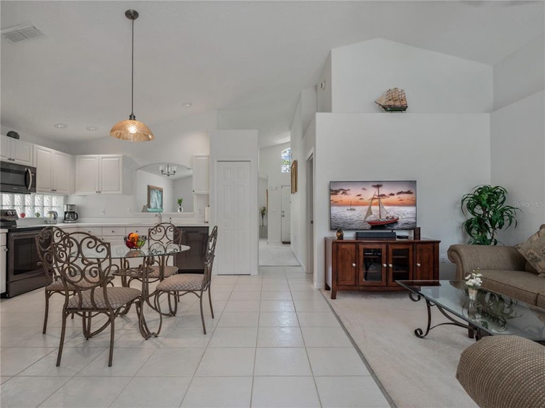Photo 12 of 40 - 1026 Lake Davenport Blvd, Davenport, FL 33897