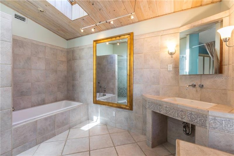 Photo 8 of 25 - 16618 Vallely Dr, Tampa, FL 33618
