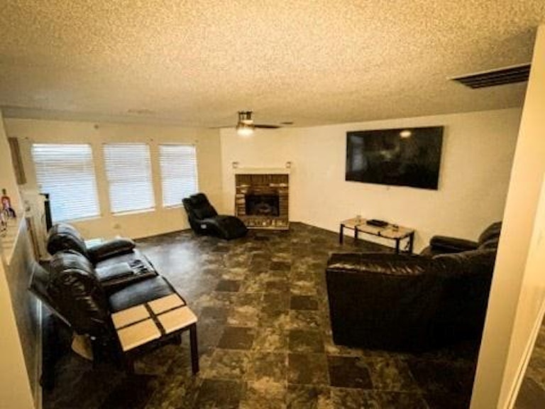 Photo 2 of 33 - 4220 Boxwood Dr, Balch Springs, TX 75180