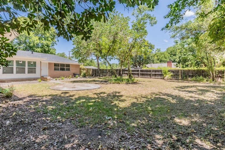 Photo 40 of 40 - 519 Parkwood Dr, Dallas, TX 75224
