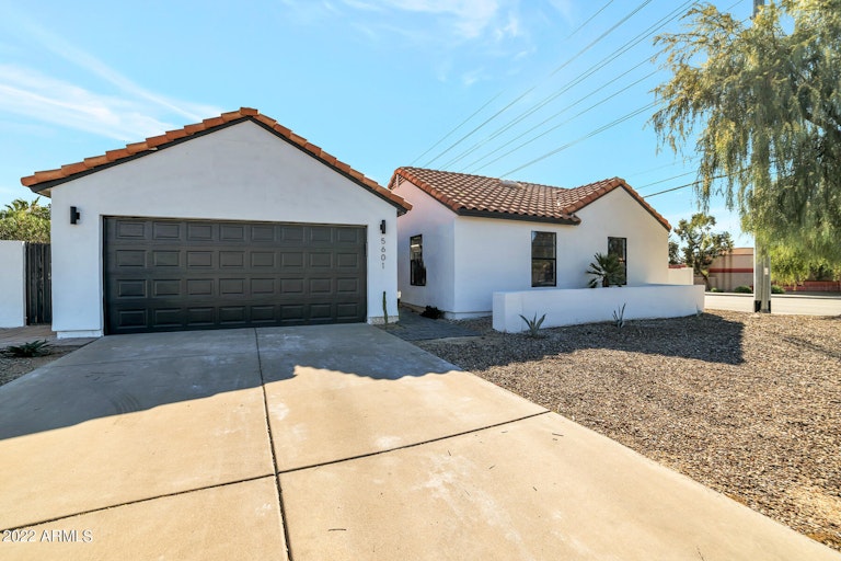 Photo 15 of 26 - 5601 E Paradise Ln, Scottsdale, AZ 85254