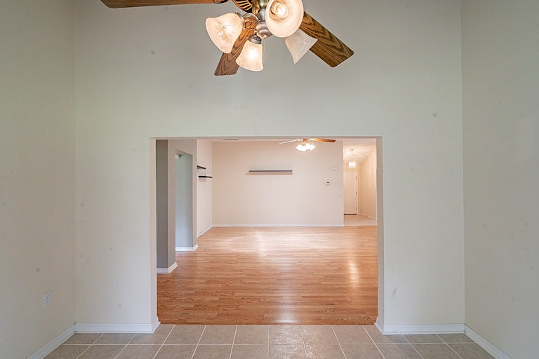 Photo 14 of 31 - 1044 Soledad Way, Lady Lake, FL 32159