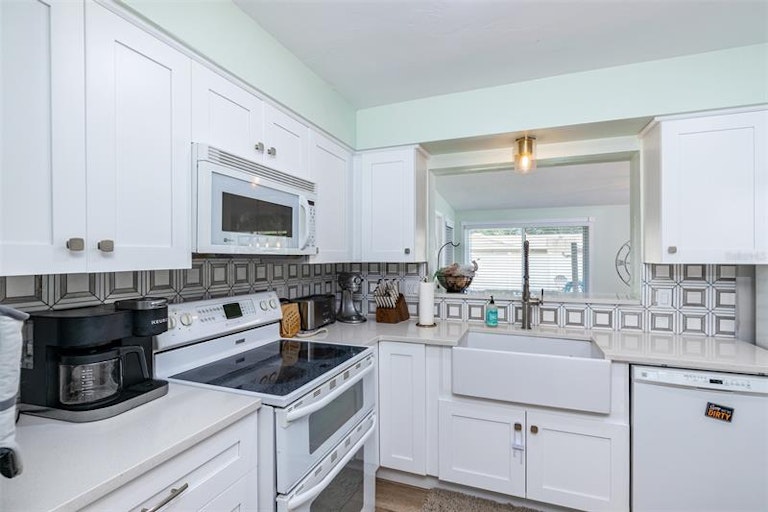 Photo 11 of 33 - 923 Phyllis Ave, Largo, FL 33771