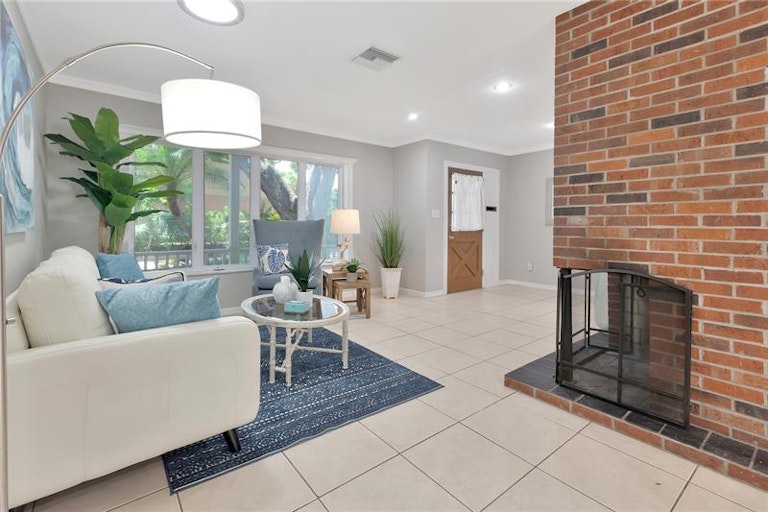 Photo 10 of 52 - 2302 S Arrawana Ave, Tampa, FL 33629