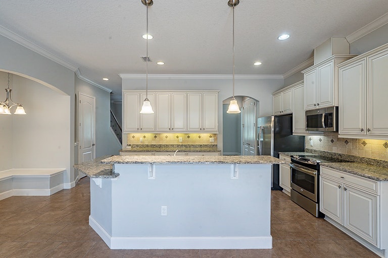 Photo 4 of 28 - 10611 Village Lake Rd, Windermere, FL 34786