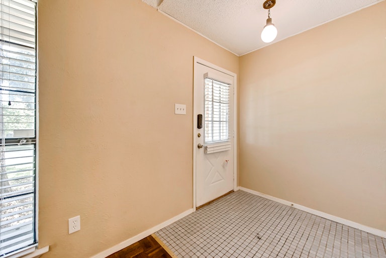 Photo 2 of 25 - 419 Thorn Wood Dr, Euless, TX 76039