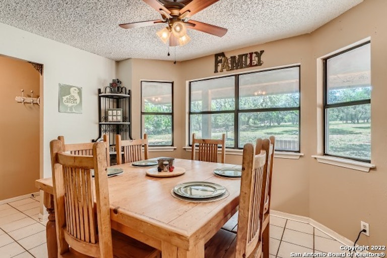 Photo 13 of 38 - 1122 Crescent Hill Dr, San Antonio, TX 78253