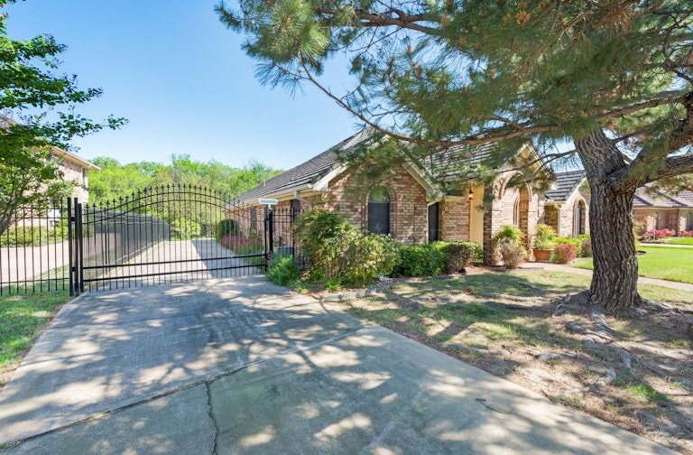 Photo 27 of 27 - 420 Evergreen Dr, Hurst, TX 76054