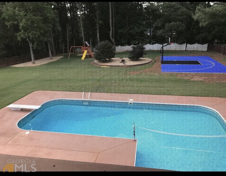 Photo 2 of 7 - 375 Emerald Lake Dr, Fayetteville, GA 30215
