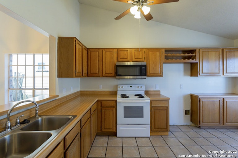 Photo 4 of 22 - 8622 Silent Oaks, San Antonio, TX 78250