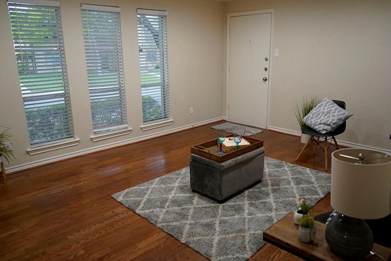 Photo 2 of 21 - 5832 Sandhurst Ln Unit B, Dallas, TX 75206