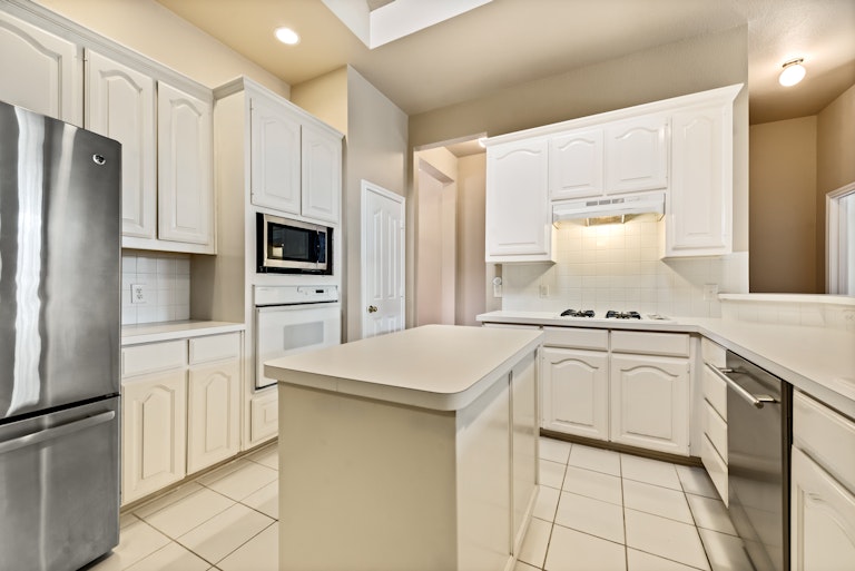 Photo 5 of 29 - 3954 Wisteria Ln, Haltom City, TX 76137