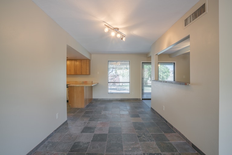 Photo 4 of 29 - 2850 E North Ln, Phoenix, AZ 85028