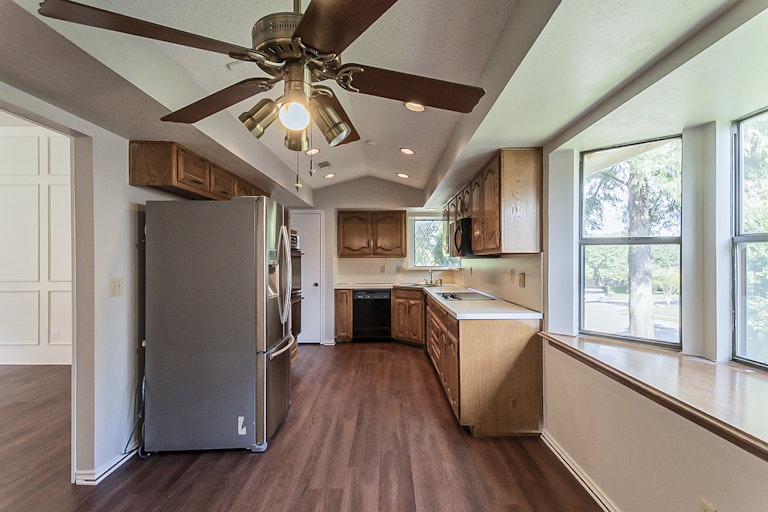 Photo 4 of 29 - 4626 Vineyard Trl, Mesquite, TX 75150