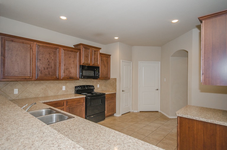 Photo 15 of 44 - 9713 Mulligan Dr, McKinney, TX 75072