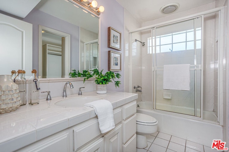 Photo 23 of 32 - 123 N Loreta Walk, Long Beach, CA 90803