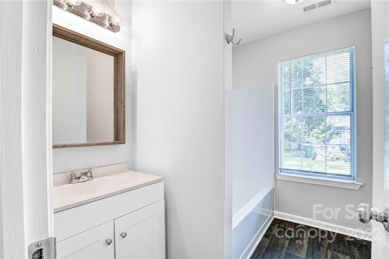 Photo 9 of 18 - 7731 Ivy Hollow Dr, Charlotte, NC 28227