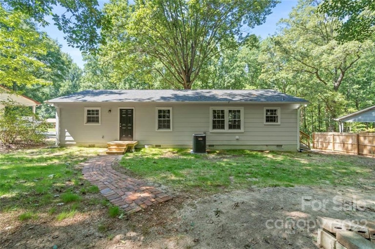Photo 5 of 32 - 1208 Northwoods Dr, Kings Mountain, NC 28086