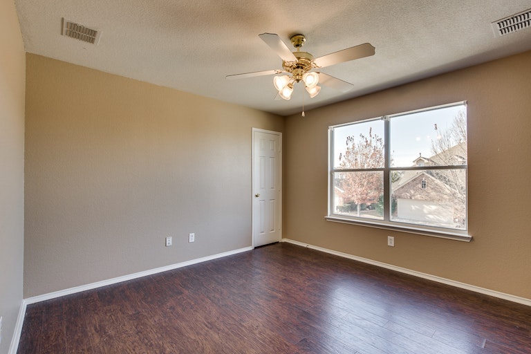 Photo 17 of 31 - 2700 Mountain Lion Dr, Fort Worth, TX 76244