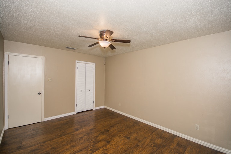 Photo 18 of 23 - 1718 Pebble Beach Dr, Lewisville, TX 75067