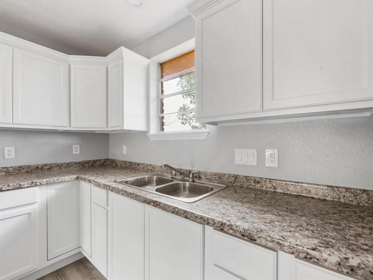 Photo 10 of 22 - 5310 Castlecreek Ln, Houston, TX 77053