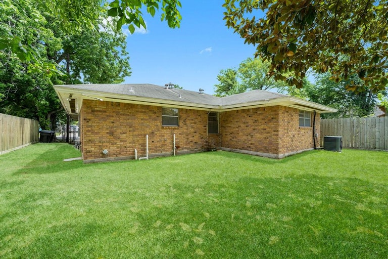 Photo 22 of 25 - 302 E 40th 1/2 St, Houston, TX 77018
