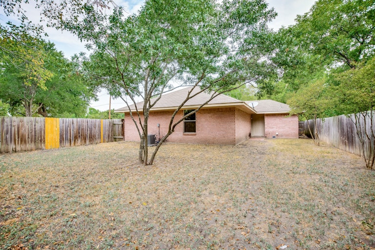 Photo 5 of 21 - 214 E 4th St, Anna, TX 75409