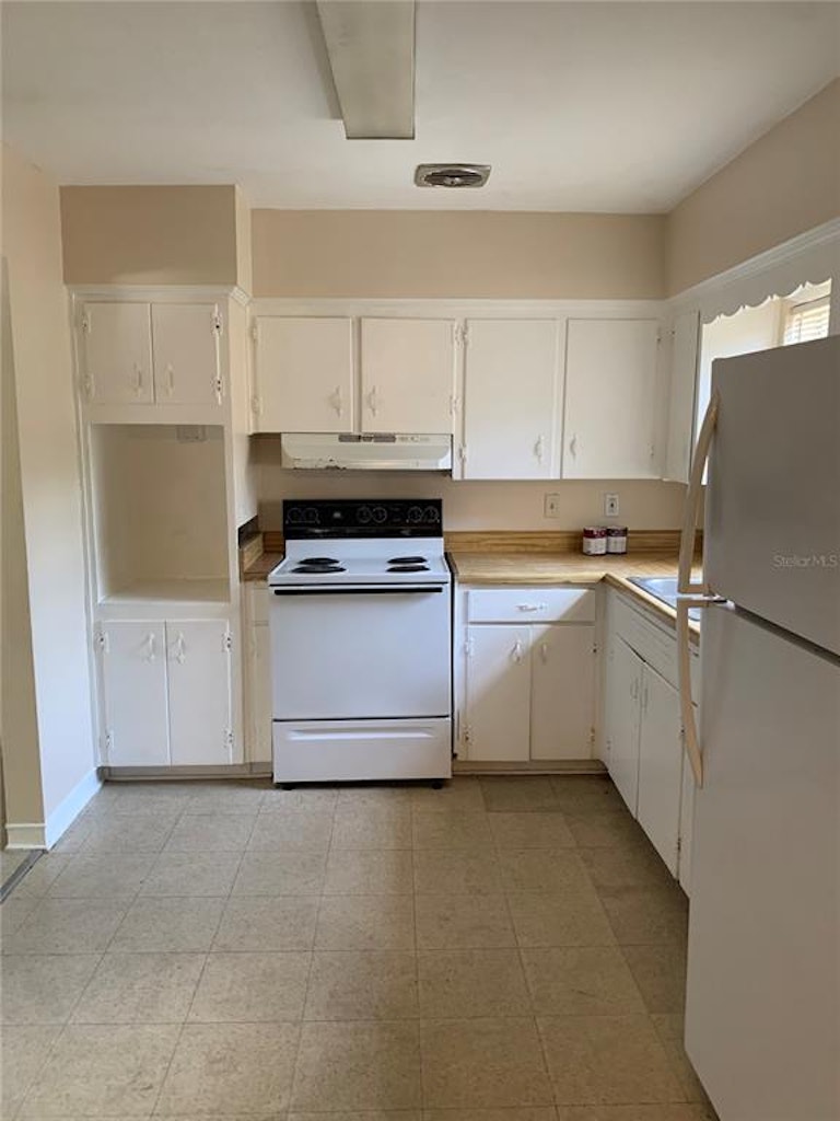 Photo 8 of 33 - 4107 Robbins Ave, Orlando, FL 32808