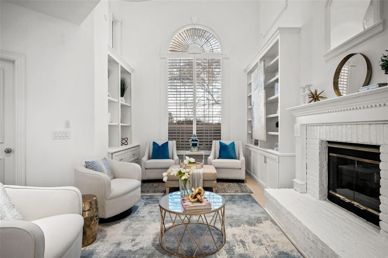 Photo 8 of 35 - 13703 Creekside Pl, Dallas, TX 75240
