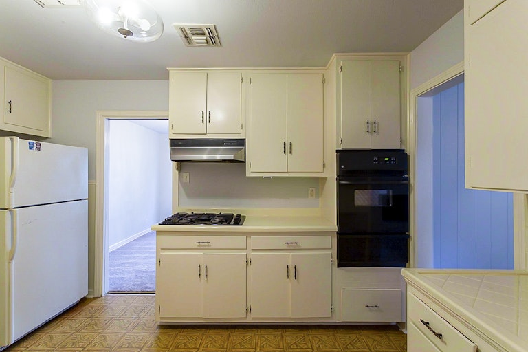 Photo 4 of 20 - 118 Erskine Pl, San Antonio, TX 78201